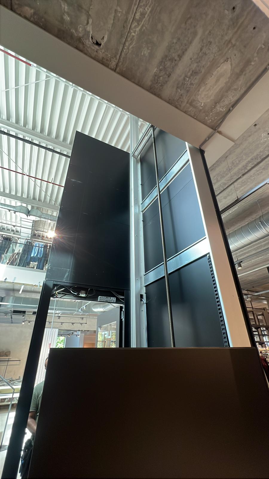 Werkplek na demontage van een lift