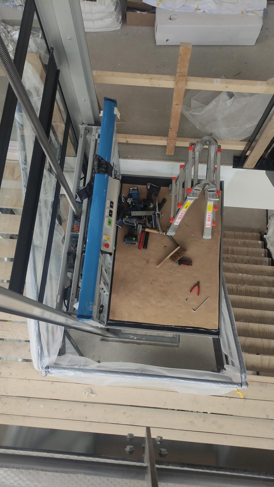 Professionele demontage van een liftinstallatie